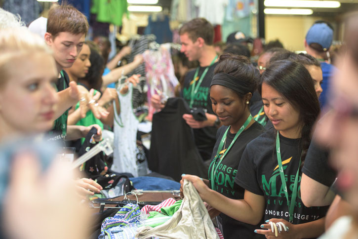 Honors College students volunteer at shelter