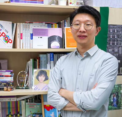 Gyu Tag Lee before bookcase