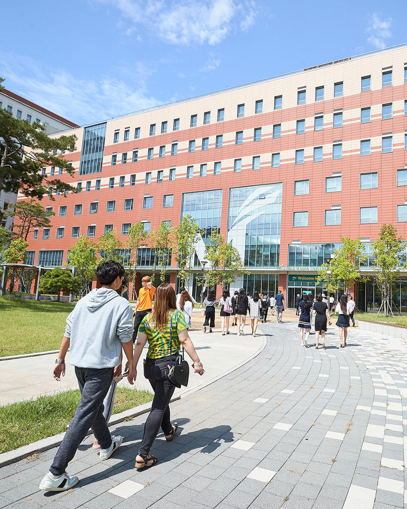 Students walk towards Mason's Korea location.