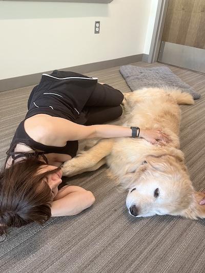 student with therapy dog