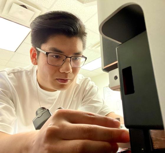 Dan Tran using the electron microscope
