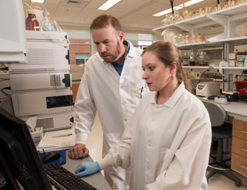 Robin and Allyson in the lab