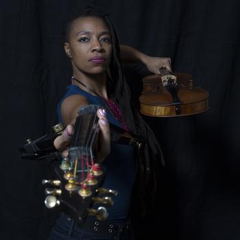 Violinist Mazz Swift virtually visited "The Silk Road and the Railroad" course on September 21.